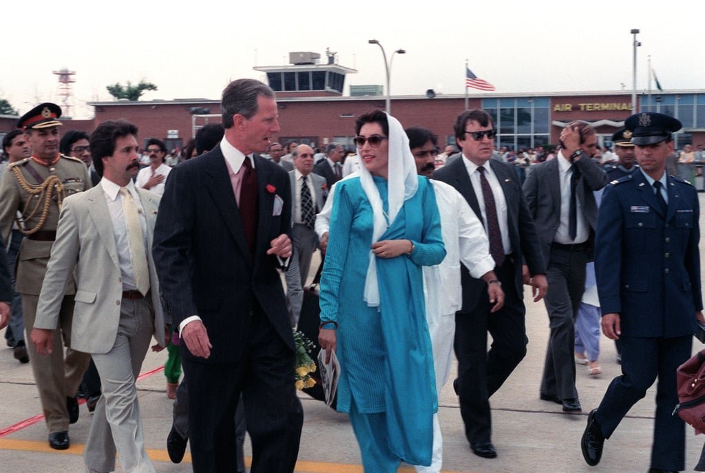 benazir bhutto center the prime minister of pakistan walks across the flight c46919 1024 benazir bhutto center the prime minister of pakistan walks across the flight c46919 1024