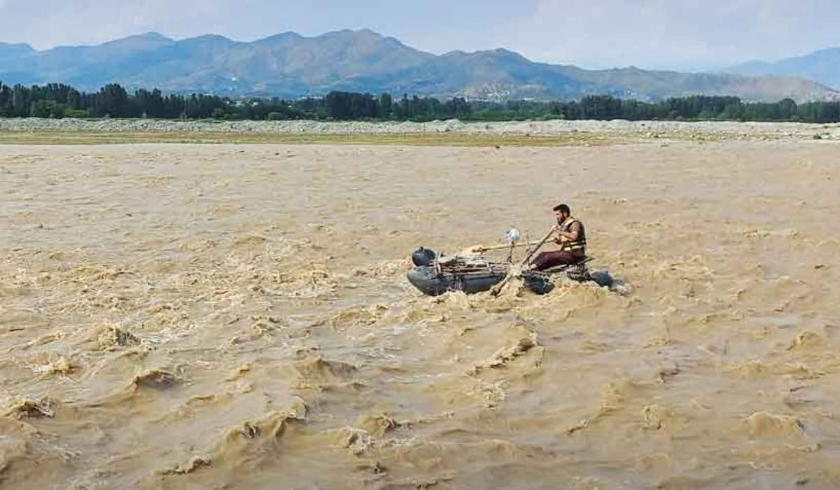 Flood-hit districts see telecom services gradually returning
