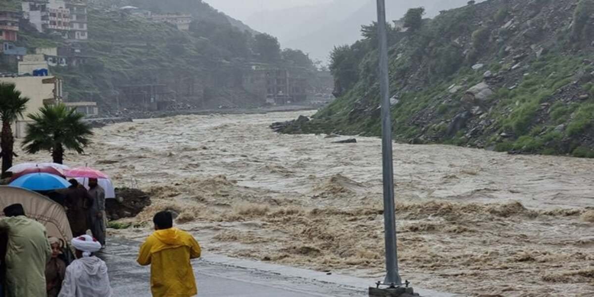 18 Tourists Swept Away in Flash Floods, Rescue Operations Ongoing