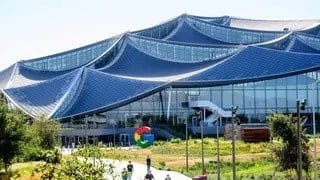 What are the key features of Google's bay view building?