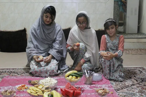 On the day of Eid al-Fitr, the Sunni Arab people of Bandar Abbas after Eid prayers, visit each other in groups. In each house