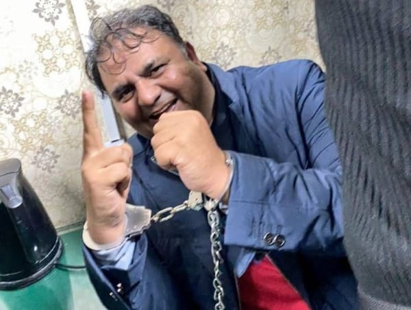 PTI leader Fawad Chaudhry made a hasty retreat into the court premises in an attempt to evade arrest. SCREENGRAB