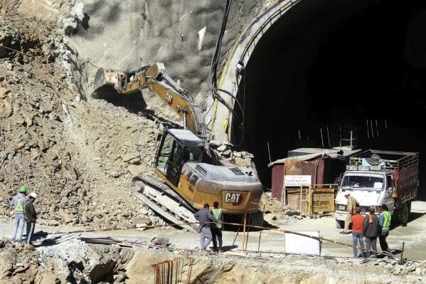 what caused the tunnel collapse in uttarakhand, india