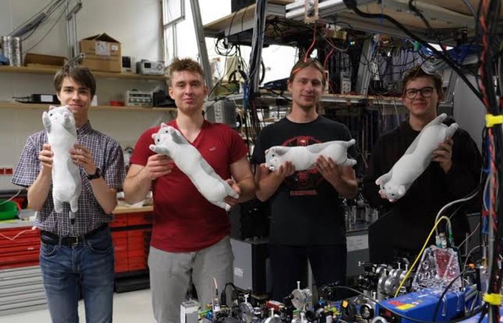 Students in the laboratory presenting rotation of Schrödinger cat states