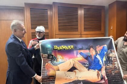 Dubai jeweller Anil Dhanak marks Deewaar milestone with Amitabh Bachchan